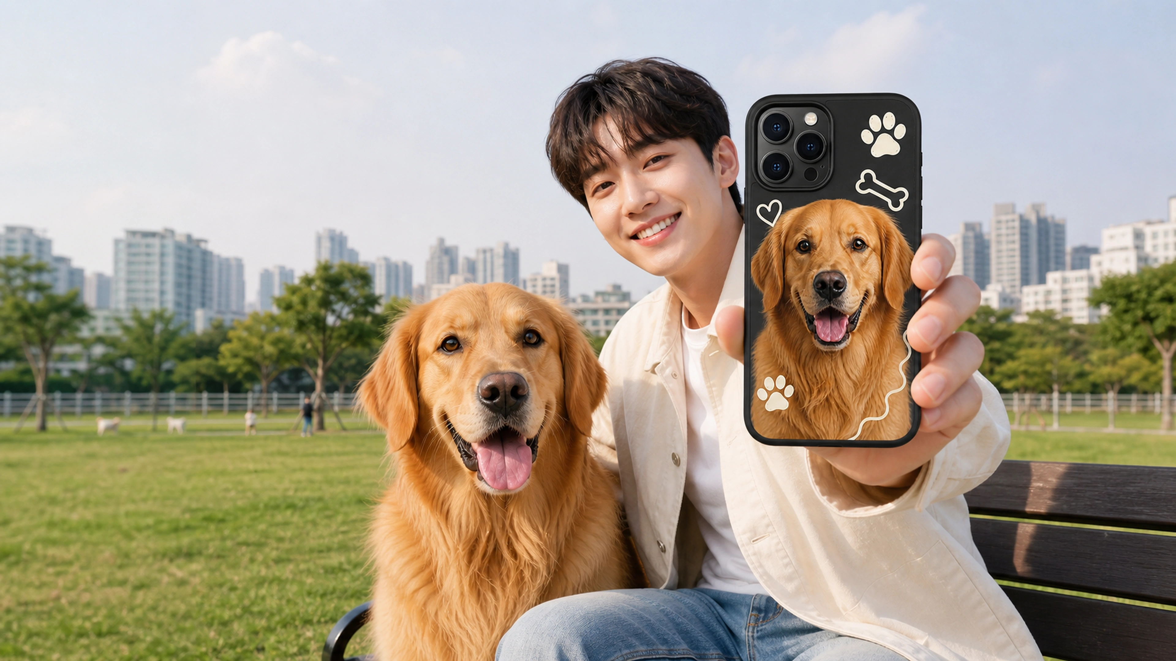 골든리트리버 사진이 인쇄된 폰케이스를 든 남성과 반려견